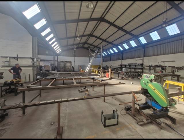 1,270M² WAREHOUSE TO LET IN STIKLAND INDUSTRIAL